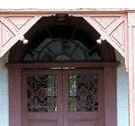 正面玄関、開き戸の飾り窓及び欄間