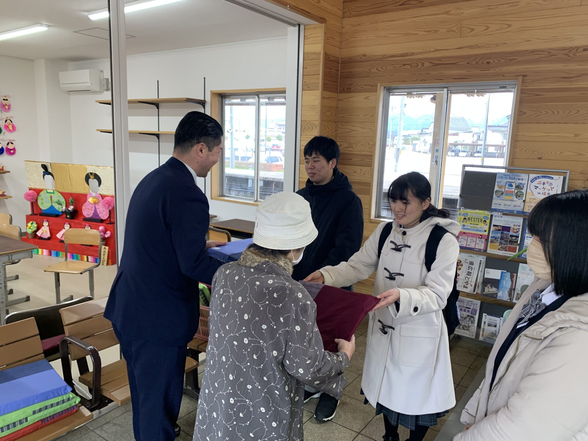 JR福野駅・JR福光駅に座布団を寄贈しました！