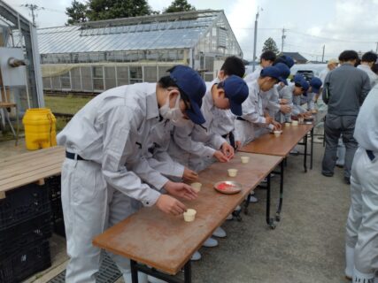 【１年農業環境科】科目「農業と環境」でのトウモロコシの播種