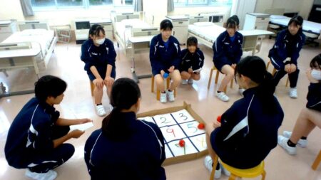 デイサービス等での介護実習に向けて、レクリエーションをリハーサル