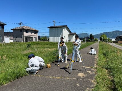 【２年農業環境科】科目「総合実習」でのサイクリングロードの縦断測量