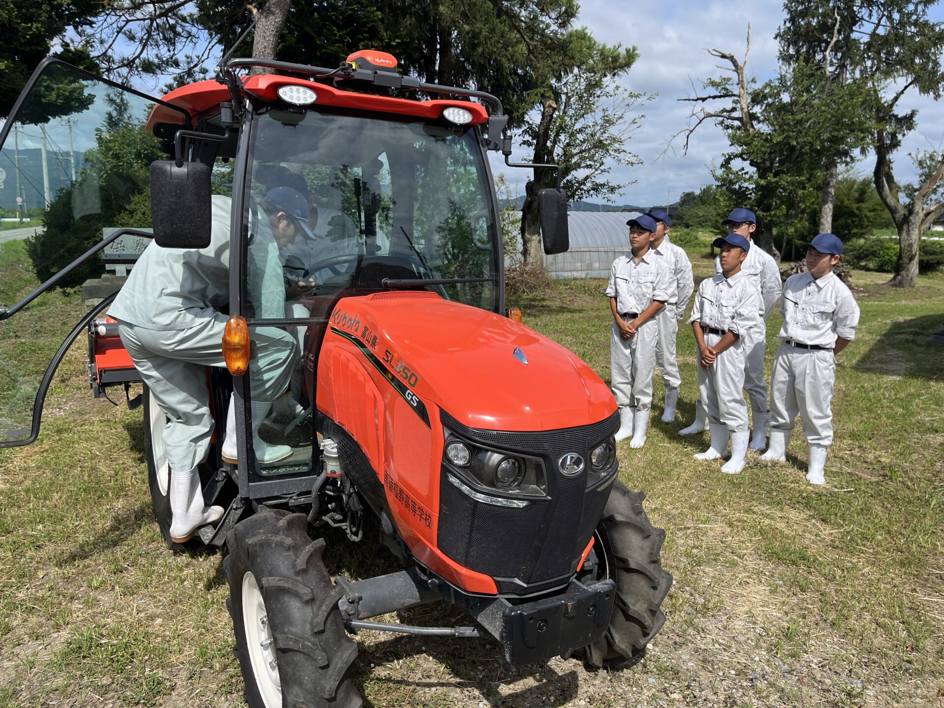 農業環境科】1年生夏季特別実習での農業機械の操作研修 | 南砺福野