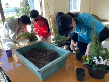 【農業環境科】ふくの少年ハーティークラブとの寄せ植え活動