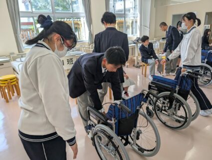 【福祉科、１学年】　学科間連携授業（介助の体験）を行いました！