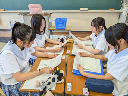 【福祉科　異学年交流　２年福祉科から１年福祉科へ】