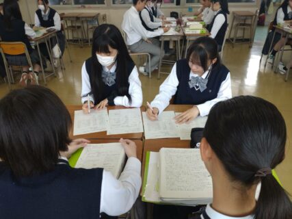【福祉科　異学年交流　３年福祉科から２年福祉科へ】