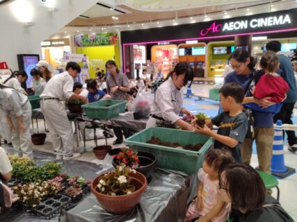【農業環境科】イオンモールとなみでの「寄せ植えづくり」