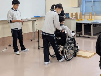 【３年福祉科】先生方に車椅子講習会を行いました！