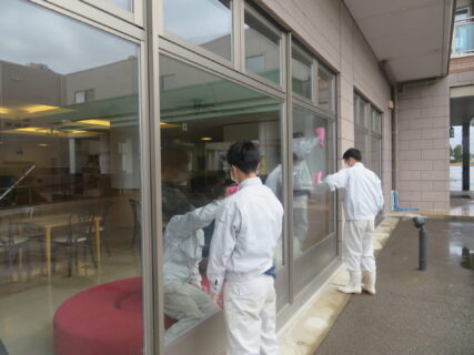 【農業環境科】福寿園　雪囲いボランティア