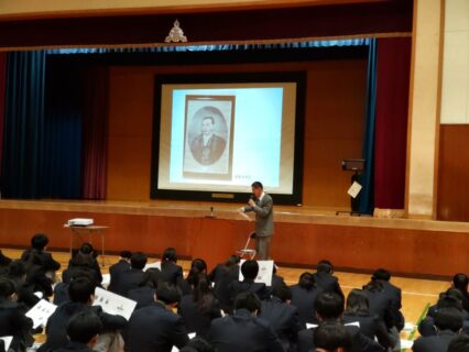 新入生が本校の歴史を学ぶ
