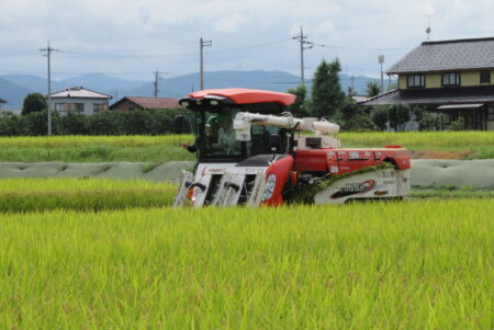【３年農業環境科】科目「作物」で食味センサー付きコンバインの操作体験実習